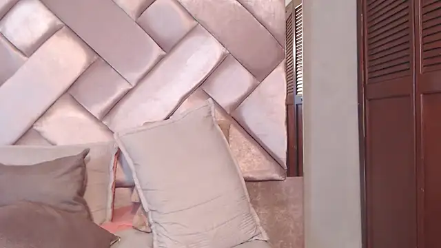 Ashleyroberst online show from May 15, 2:31 pm