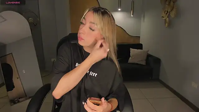 LizzCooper online show from November 5, 4:18 am