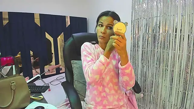 Aisha hotts777 online show from May 7, 3:33 am
