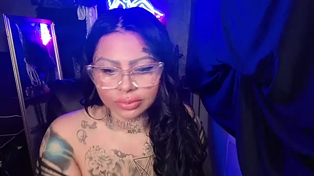 chicanachic13 online show from February 19, 8:58 am