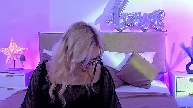 Jules night online show from May 3, 9:07 pm
