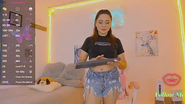 milfAaura online show from May 26, 3:39 am