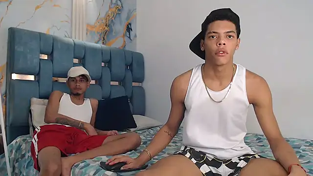 PRETTY FEM online show from March 6, 2:06 am