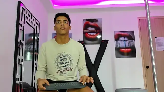 PRETTY FEM online show from October 17, 3:26 pm