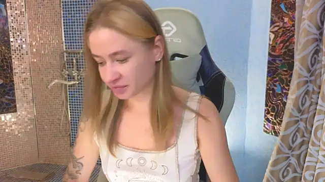 Snapshot of LeilaUv chatting on September 20, 3:43 pm LeilaUv online show from September 20, 3:43 pm