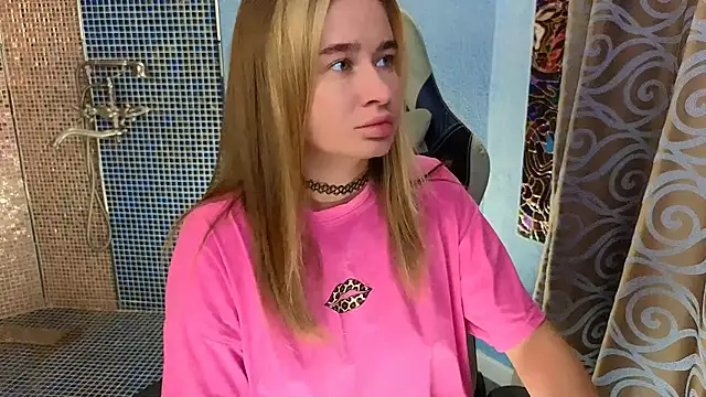 Snapshot of LeilaUv chatting on October 3, 9:31 pm LeilaUv online show from October 3, 9:31 pm