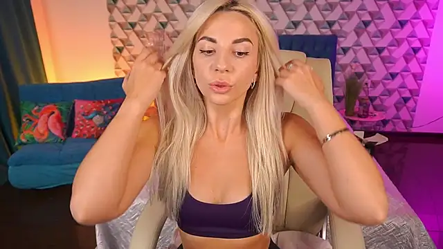 BellaRayyy online show from May 14, 1:17 pm