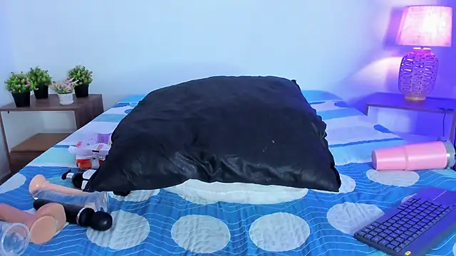 hailey hadid online show from October 9, 7:40 pm