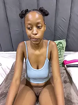 SexyPetitex25 online show from May 6, 9:19 pm