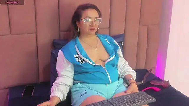 leyla smithh online show from September 18, 12:26 pm