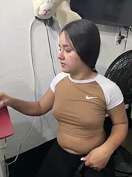 Luciaparker03 online show from April 4, 1:32 pm