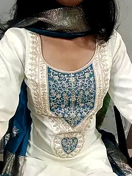 Daizy Shah online show from May 8, 5:05 pm
