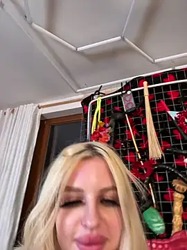 Steffi Snowbunny online show from May 6, 10:14 pm