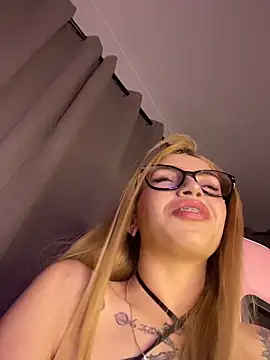PrettyAshley  online show from May 8, 11:39 pm
