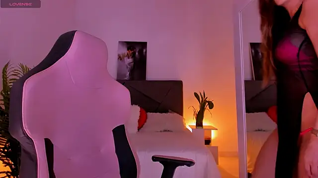 gianaliann  online show from May 12, 3:59 am