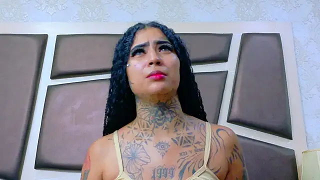 EmilieLake online show from May 7, 7:39 pm