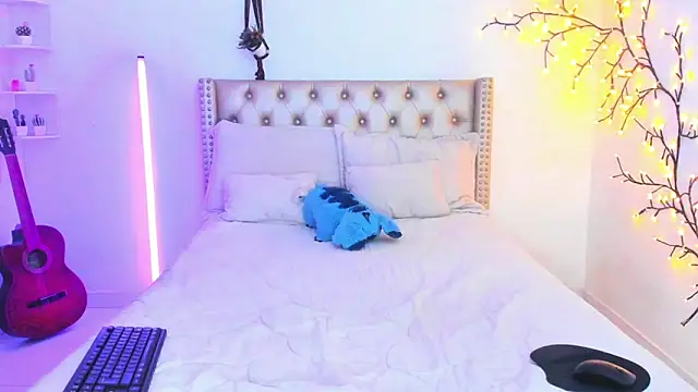 LenaStylesOA online show from April 7, 8:33 pm