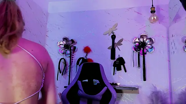 Natasha-Adams online show from May 1, 9:40 pm