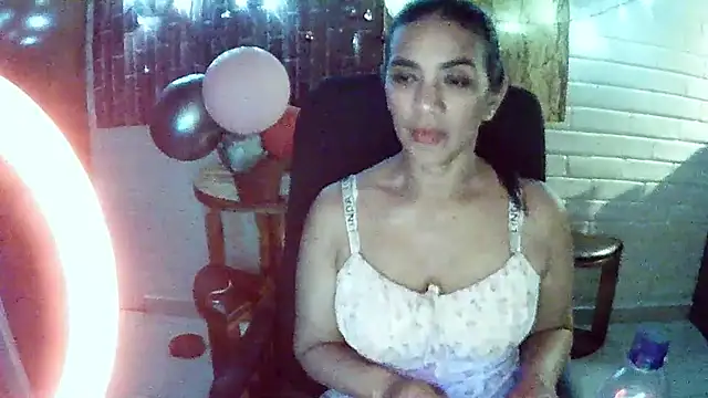 MiiaVelasquez online show from December 17, 5:33 am