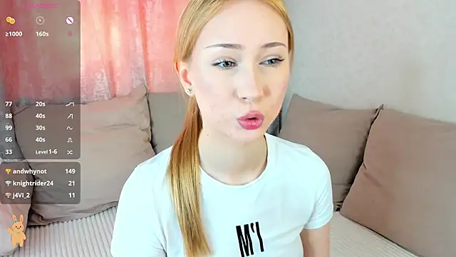 Snapshot of MoonPetal chatting on September 23, 12:03 pm MoonPetal online show from September 23, 12:03 pm
