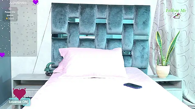 Luna sophya online show from October 14, 11:35 am