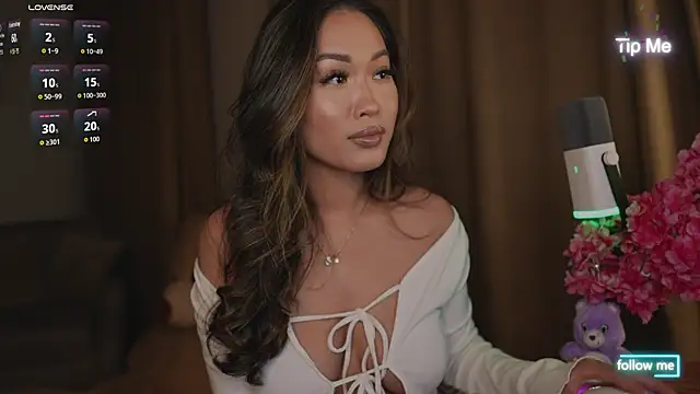 Kami Lee XO online show from June 18, 6:57 pm