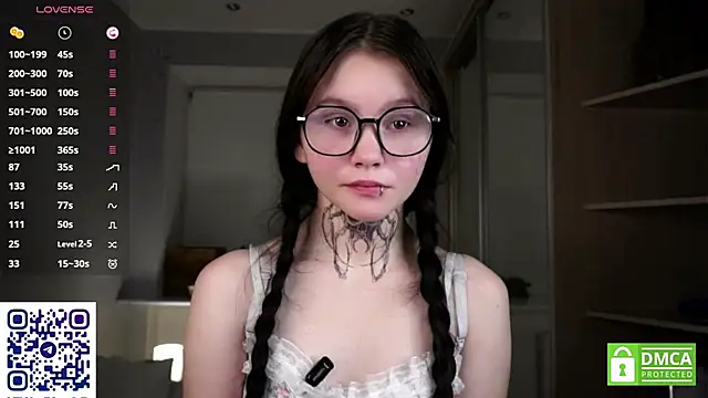 DelphaDivenere online show from November 9, 7:10 pm