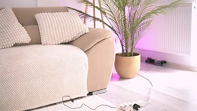 DeborahLowe online show from May 12, 10:44 am