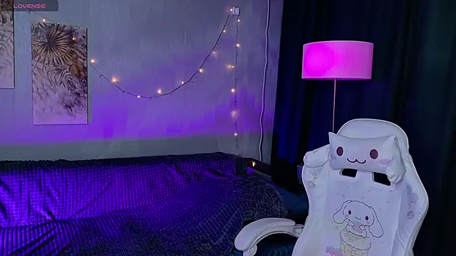 KikiMoor online show from December 4, 8:38 am