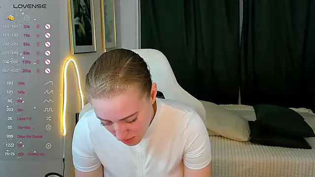 Alice Cire online show from March 29, 1:04 am