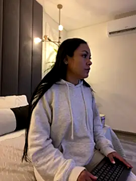 TiffanyyLam online show from December 17, 11:47 am