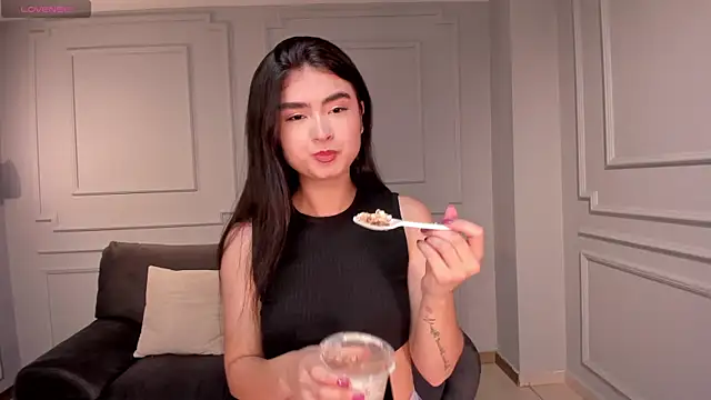 LucyWeiss  online show from October 6, 8:02 pm