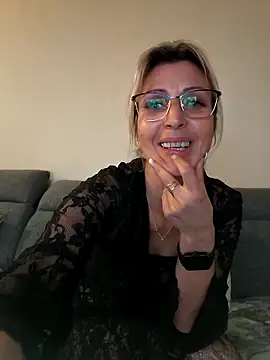 laura1076 online show from October 6, 6:45 pm