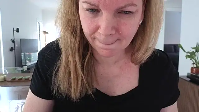 aussiepeaches online show from April 28, 2:27 am