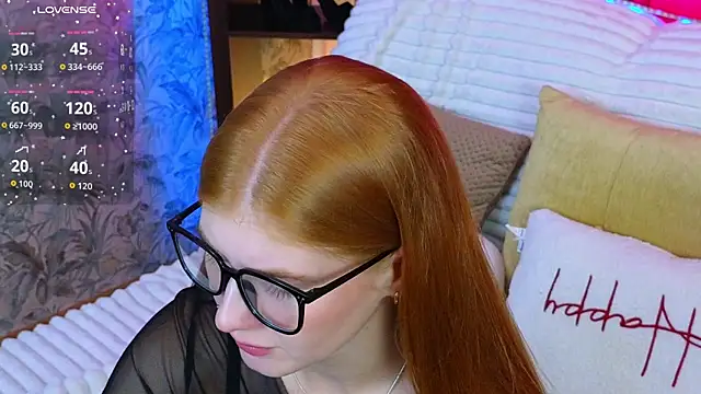 JuliaPowers  online show from October 3, 4:17 am