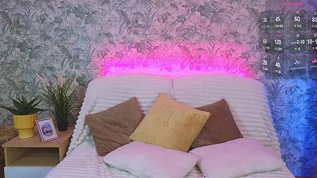 JuliaPowers  online show from November 13, 6:01 am