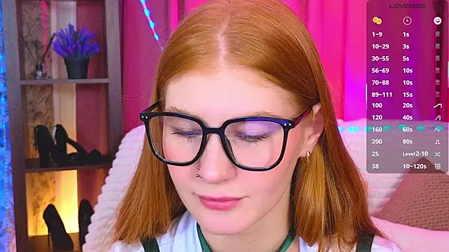 JuliaPowers  online show from October 15, 4:15 am