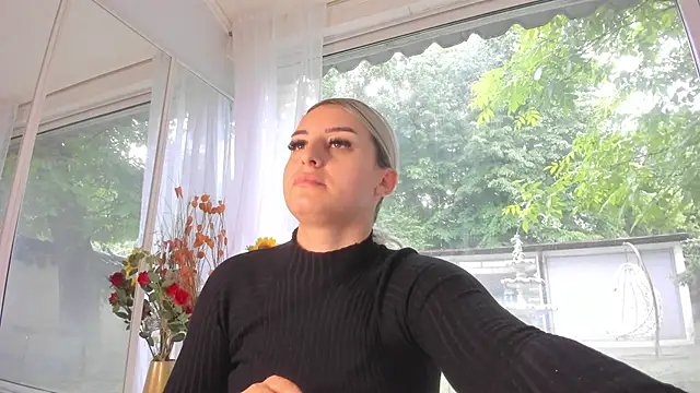 Ella Vee online show from May 22, 5:27 am