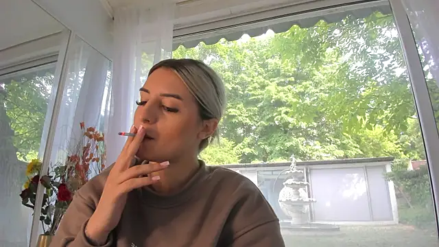 Ella Vee online show from May 14, 7:36 am