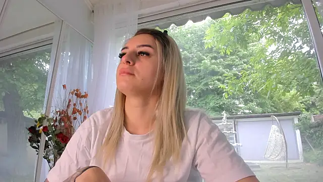 Ella Vee online show from May 20, 5:04 am