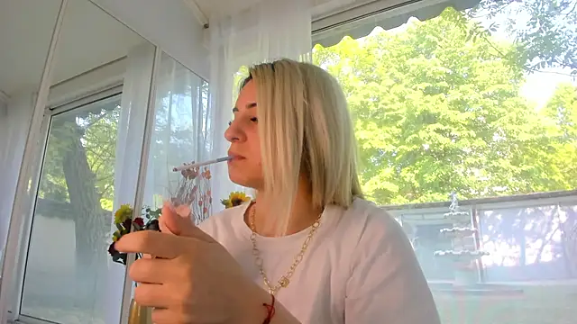 Ella Vee online show from May 5, 6:38 am