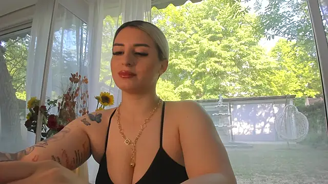 Ella Vee online show from May 6, 6:39 am