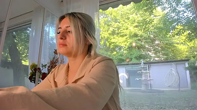 Ella Vee online show from May 11, 4:47 am
