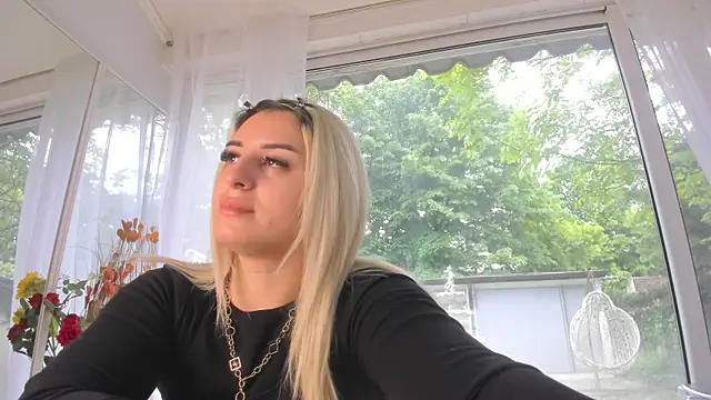 Ella Vee online show from May 8, 4:49 am