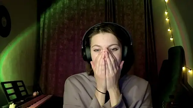 CutieAnny online show from February 6, 4:10 pm