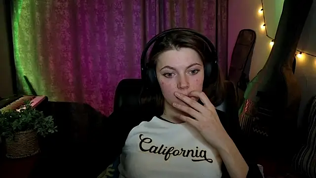 CutieAnny online show from March 2, 8:15 pm