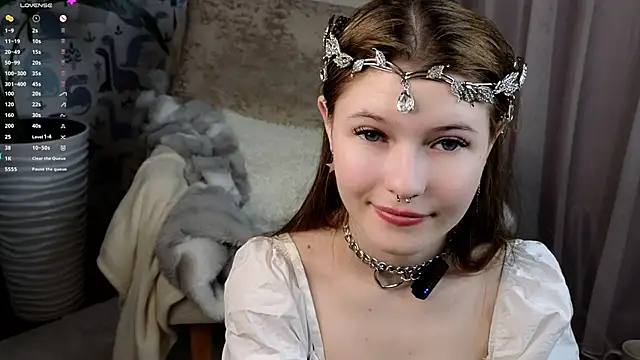 LynHillaire online show from March 14, 1:23 pm