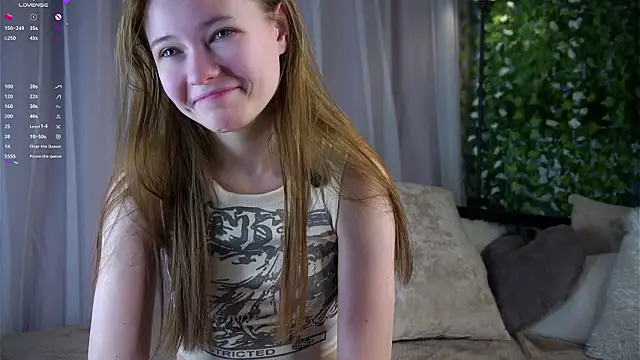 LynHillaire online show from February 26, 12:26 pm