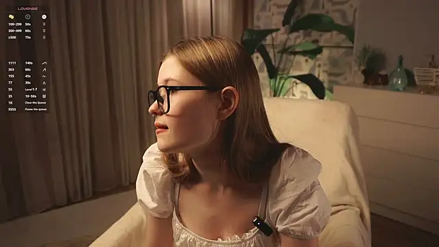 LynHillaire online show from April 1, 1:41 pm