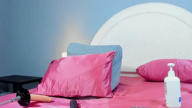 emilytowzen online show from October 31, 7:51 pm